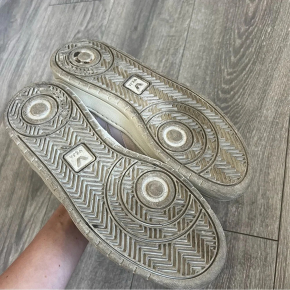 VEJA 
V-10 Trainers | Beige - Picture 7 of 9